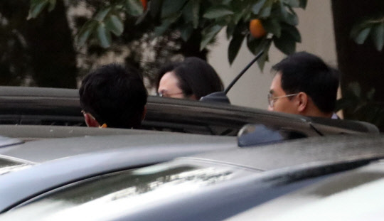 외출하는 정경심 교수조국 전 장관의 부인 정경심 동양대 교수(가운데)가 22일 오전 서울 서초구 자택에서 외출하기 위해 조 전 장관의 차로 향하고 있다.                연합뉴스